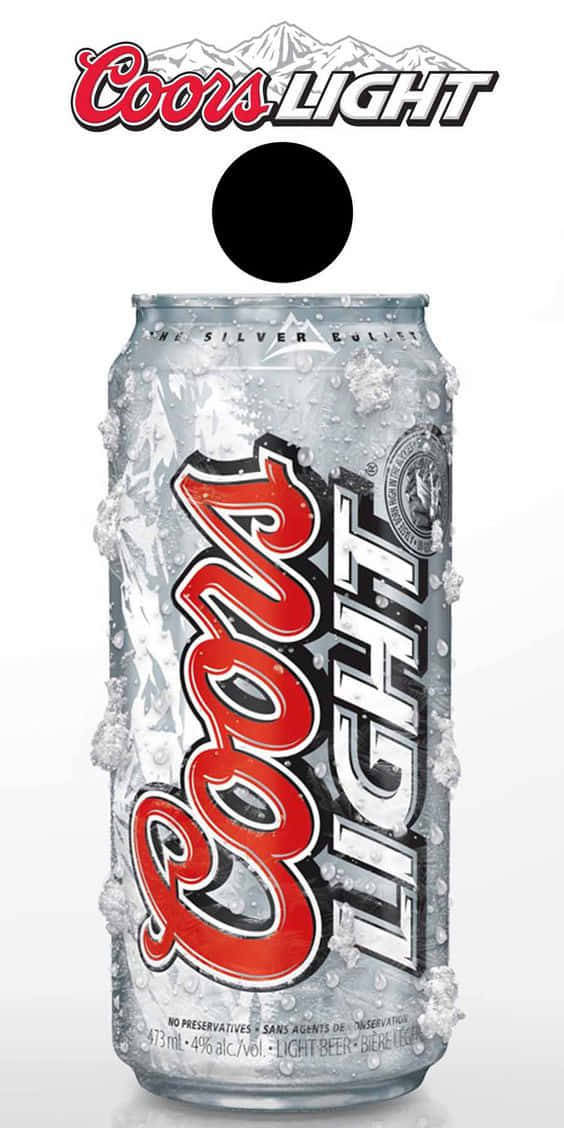 Beer Can 桌布 壁紙 — 一個冰冷的Coors Light啤酒罐，帶有冷凝水滴和雪花圖案，背景為白色。