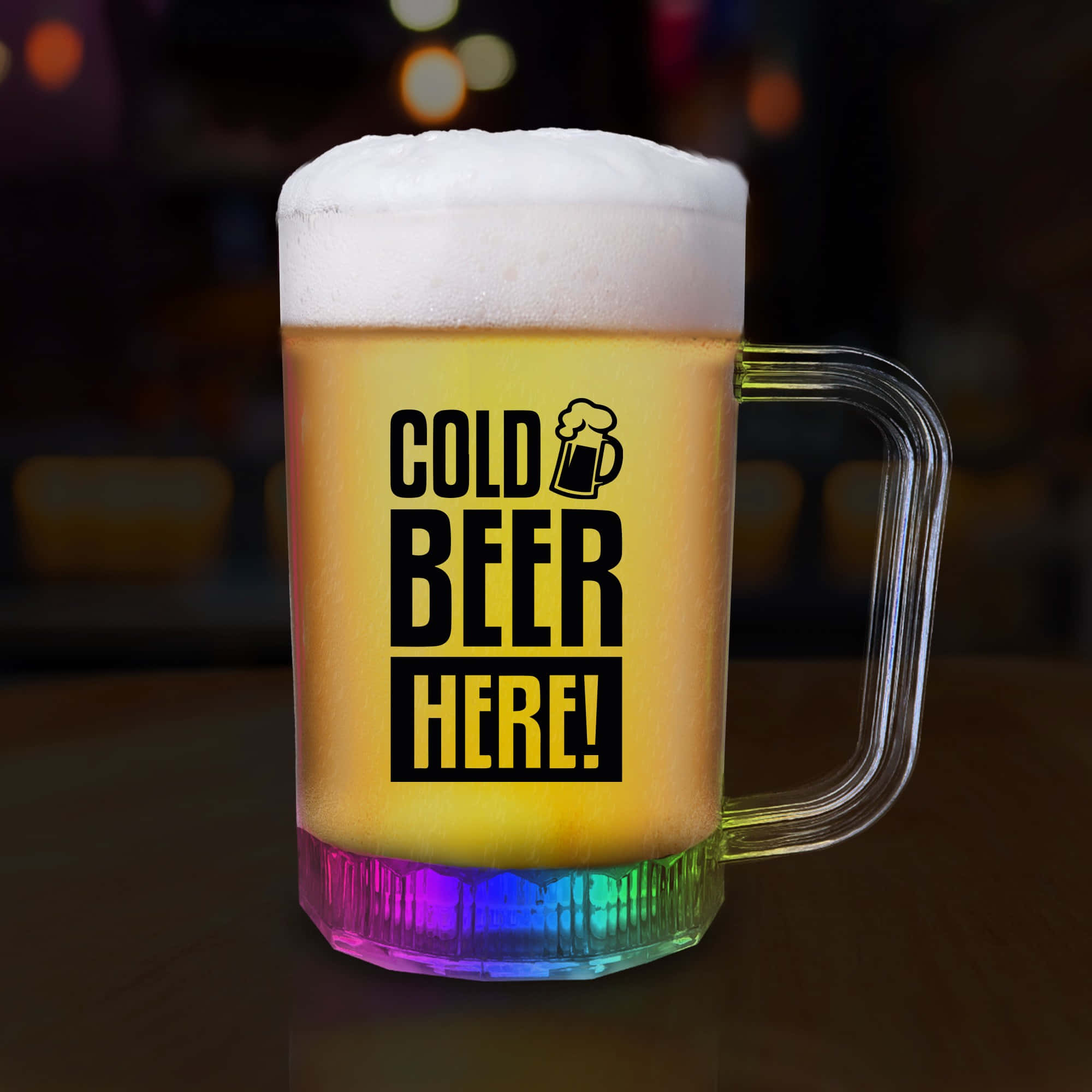 Beer 桌布 壁紙 — 一個冰凍泡沫啤酒杯，帶有彩虹LED底座，放在吧檯上，周圍是溫暖的環境燈光。