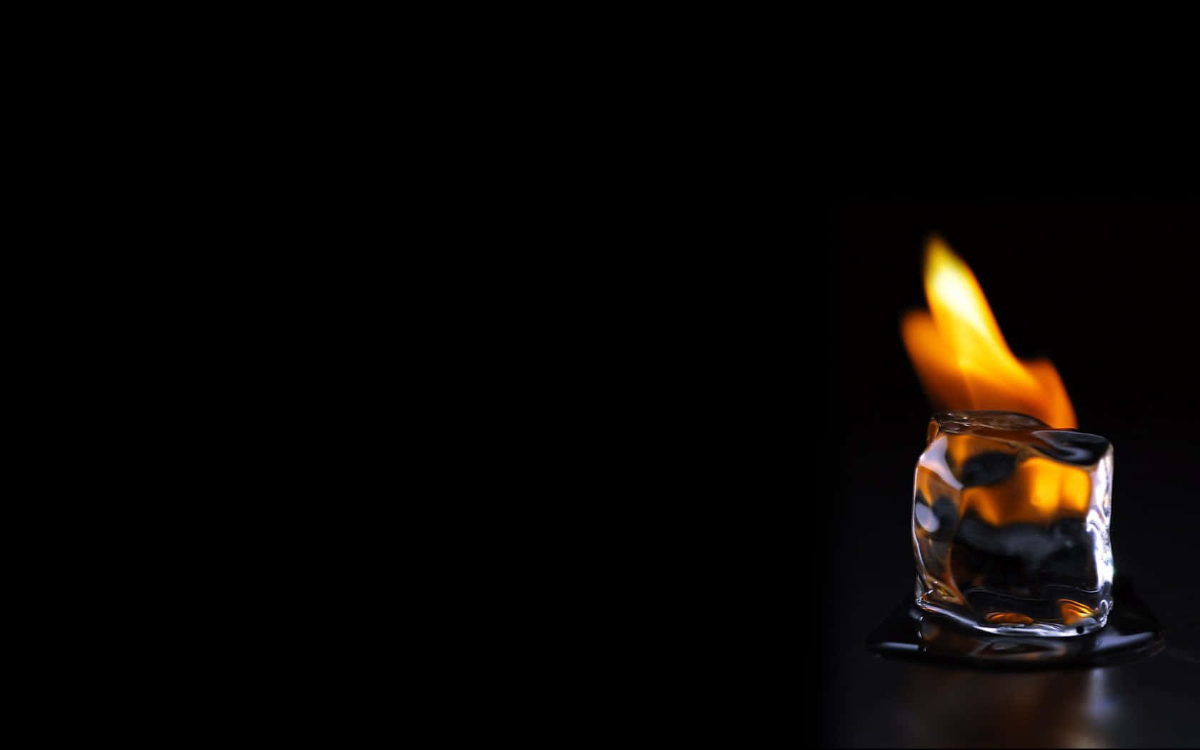 Flame 桌布 壁紙 — 一個冰塊在純黑背景上融化，火焰舔舐其表面。