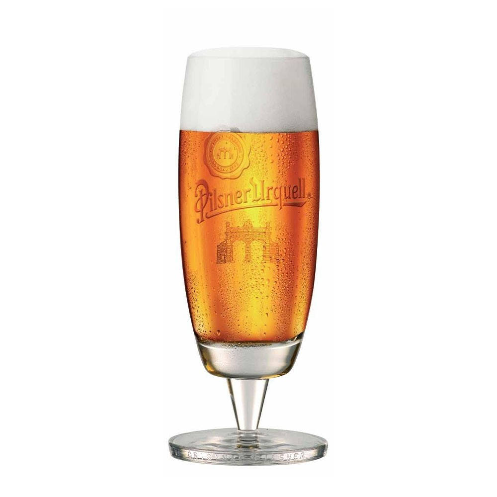 booze 桌布 壁紙 — 一個冰涼的Pilsner Urquell啤酒杯，裝滿金黃色啤酒和白色泡沫，襯托在潔淨的白色背景上。