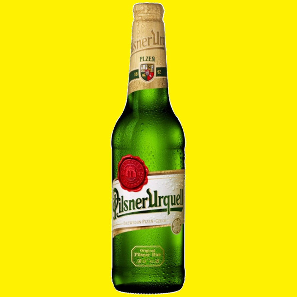 Beer 桌布 壁紙 — 一個冰涼的綠色Pilsner Urquell啤酒瓶，帶有冷凝水，立在鮮黃色背景前。