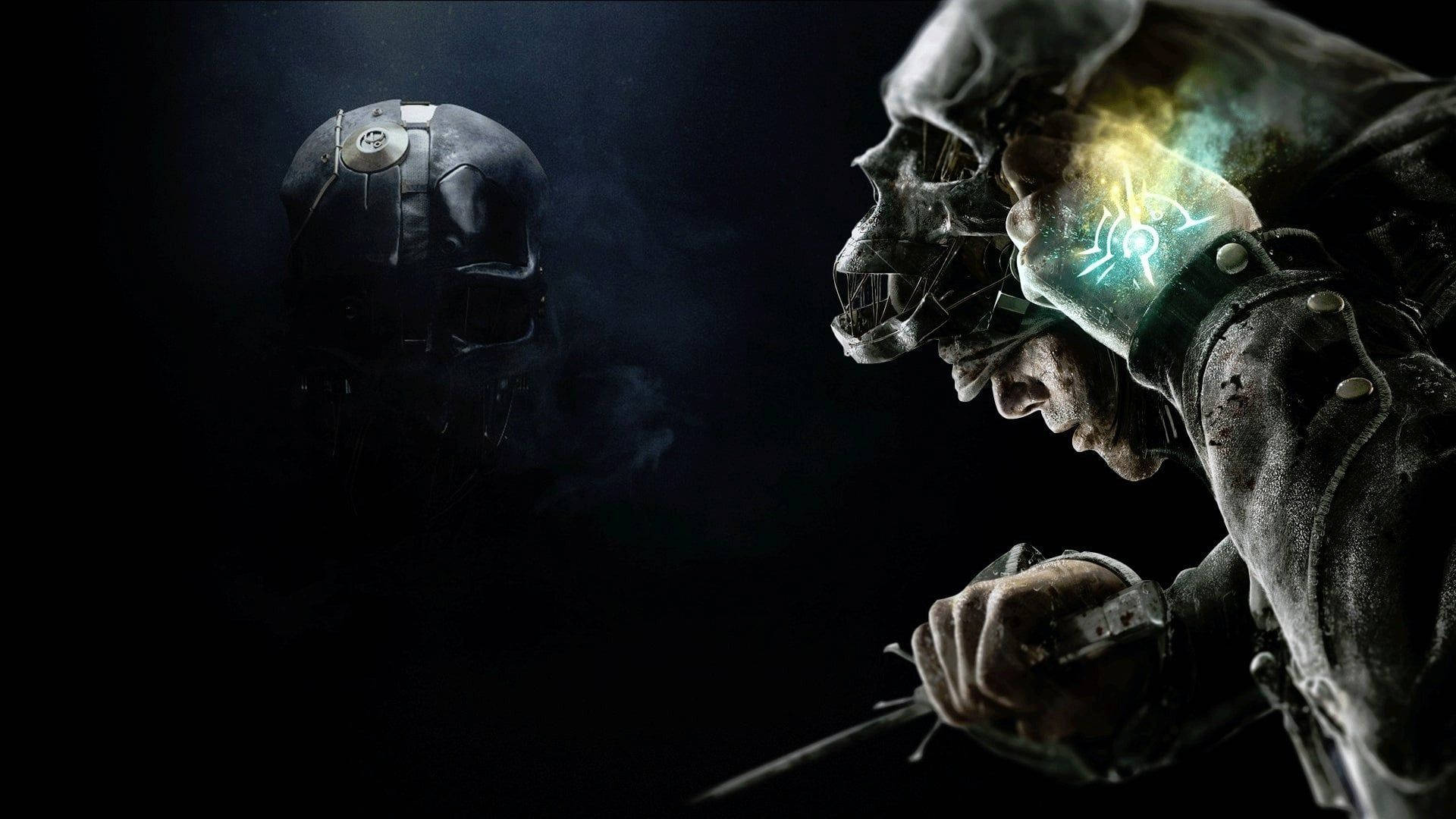 Dishonored 2 桌布 壁紙 — 一個冷酷的戰士戴著發光的骷髏頭盔，在黑暗煙霧彌漫的戰場上面對一個陰影裝甲人物。