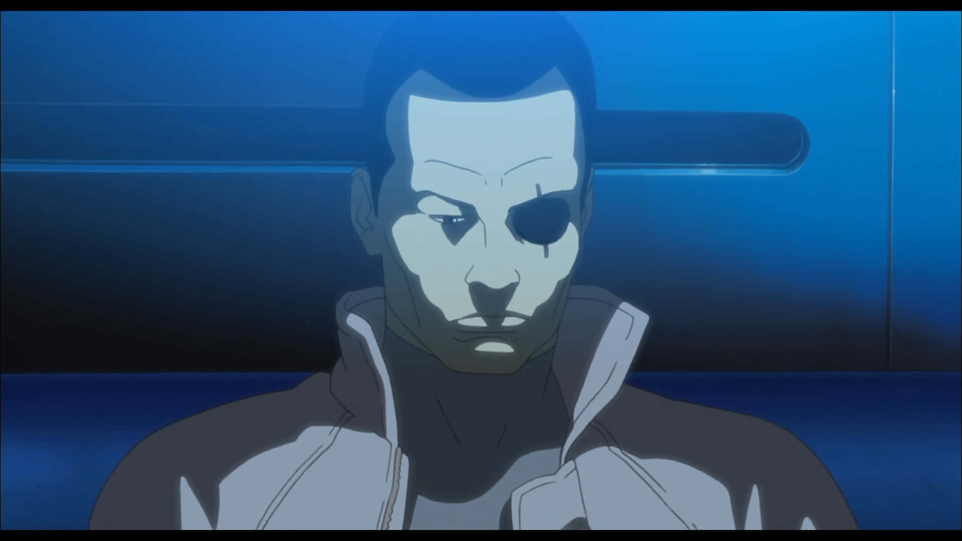 Ghost In The Shell Saito 桌布 壁紙 — 一個冷靜的動漫男人，一隻眼睛被眼罩遮住，在冷藍色燈光下直視前方。