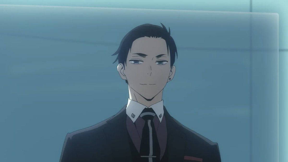 daisuke kambe 桌布 壁紙 — 一個冷靜的動漫男子穿著深色西裝和領帶，站在柔和的藍色背景前，帶著微妙的微笑。