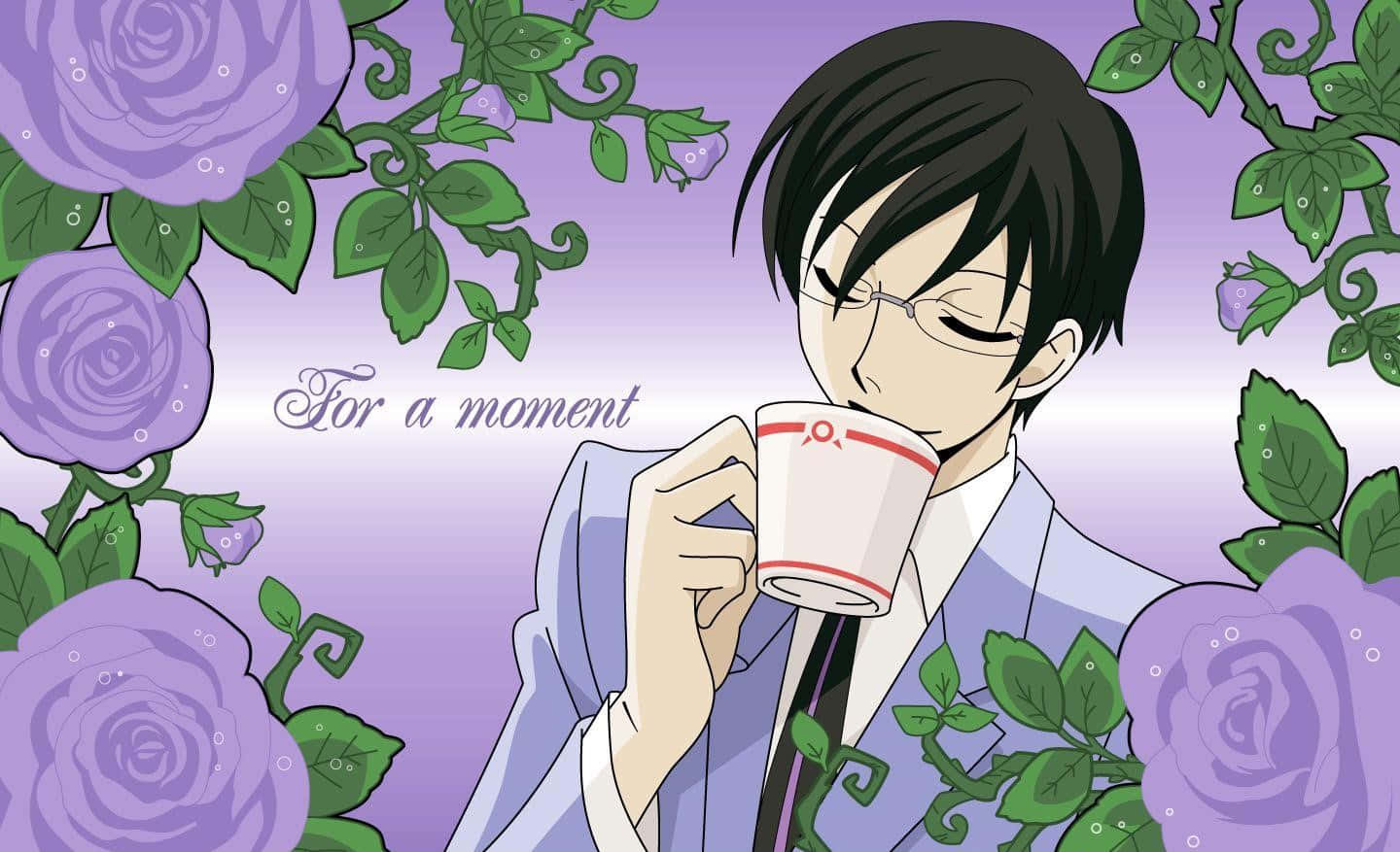 Kyoya Ootori 桌布 壁紙 — 一個冷靜的動漫男子穿著淺藍色西裝，在柔和的薰衣草背景下，被茂盛的紫色玫瑰環繞，啜飲著茶。