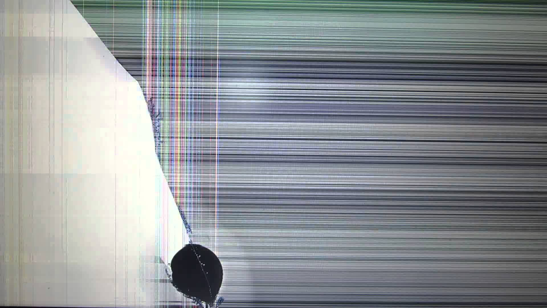 裂屏 桌布 壁紙 — 一個出現故障的數位螢幕顯示水平掃描線和一個撕裂的白色角落，帶有黑色圓形偽影。