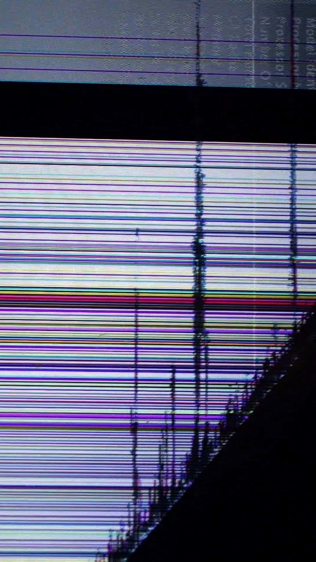 iPhone 桌布 壁紙 — 一個出現故障的螢幕顯示出鮮豔的水平彩色條紋和數位雜訊，背景為深色剪影。