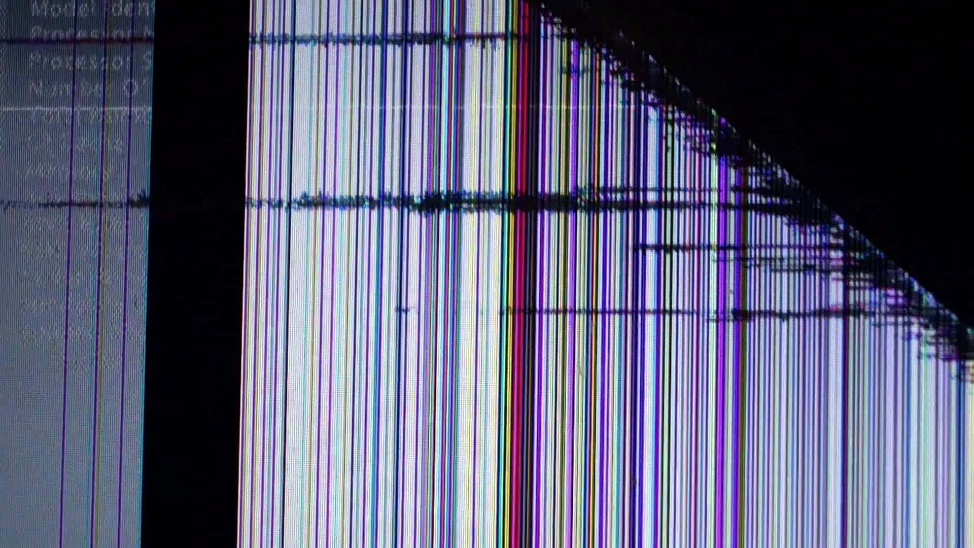 Lcd 桌布 壁紙 — 一個出現故障的電腦螢幕在深色背景上顯示垂直彩虹色掃描線和模糊文字。