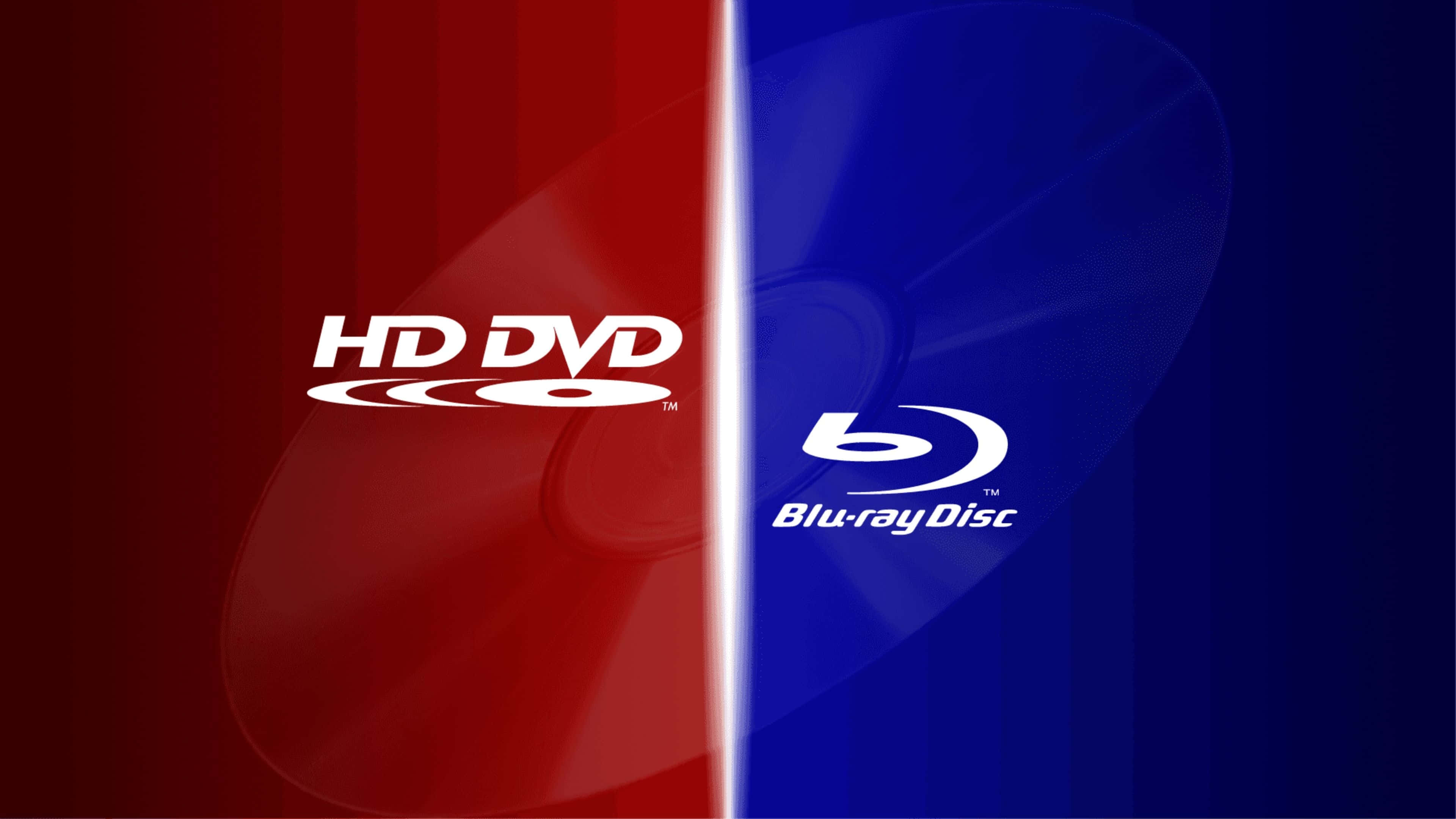 4K Blu-ray 桌布 壁紙 — 一個分割畫面圖形，對比紅色和藍色背景上的HD DVD和Blu-ray Disc標誌，並帶有光碟輪廓。