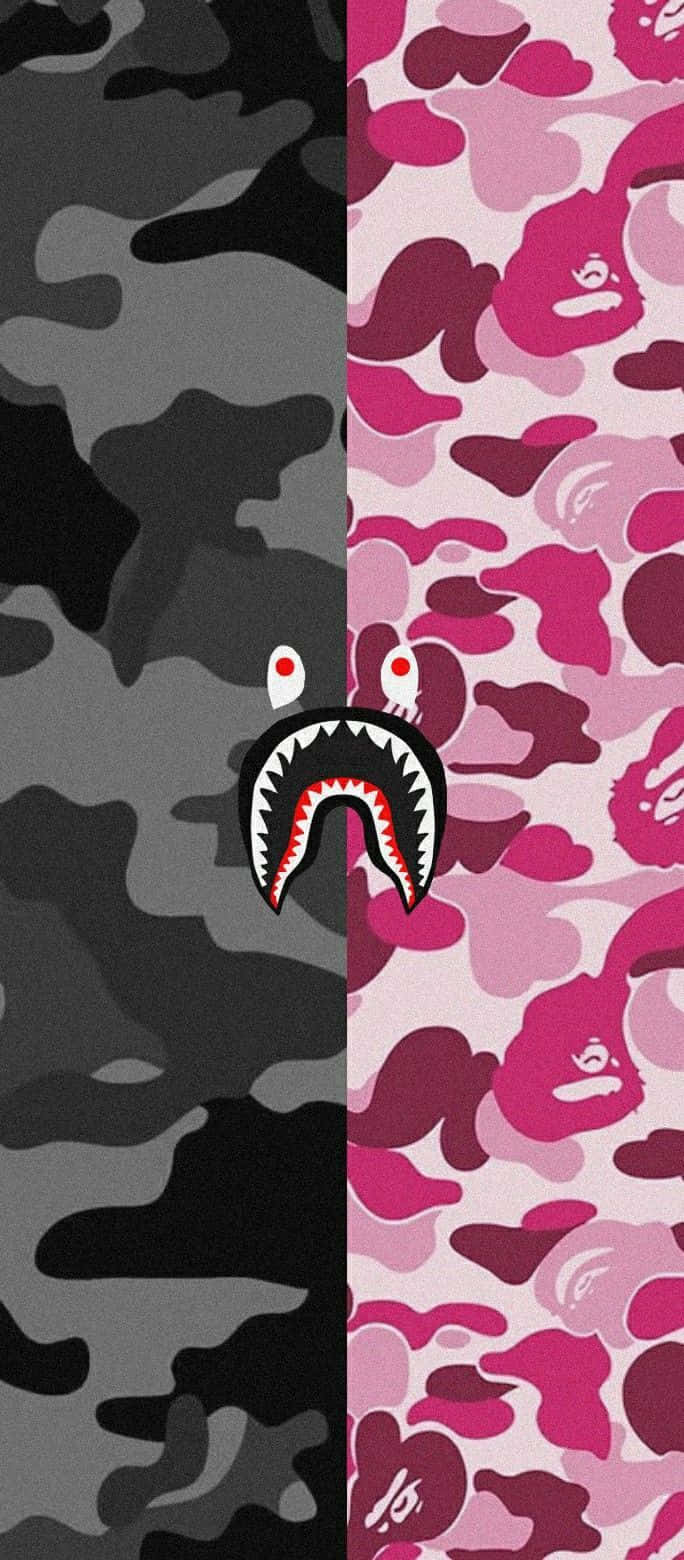Bape iPhone 桌布 壁紙 — 一個分割畫面的桌布，左邊是黑色和灰色迷彩，右邊是粉紅色和洋紅色迷彩，兩邊都有一個中央鯊魚嘴標誌。