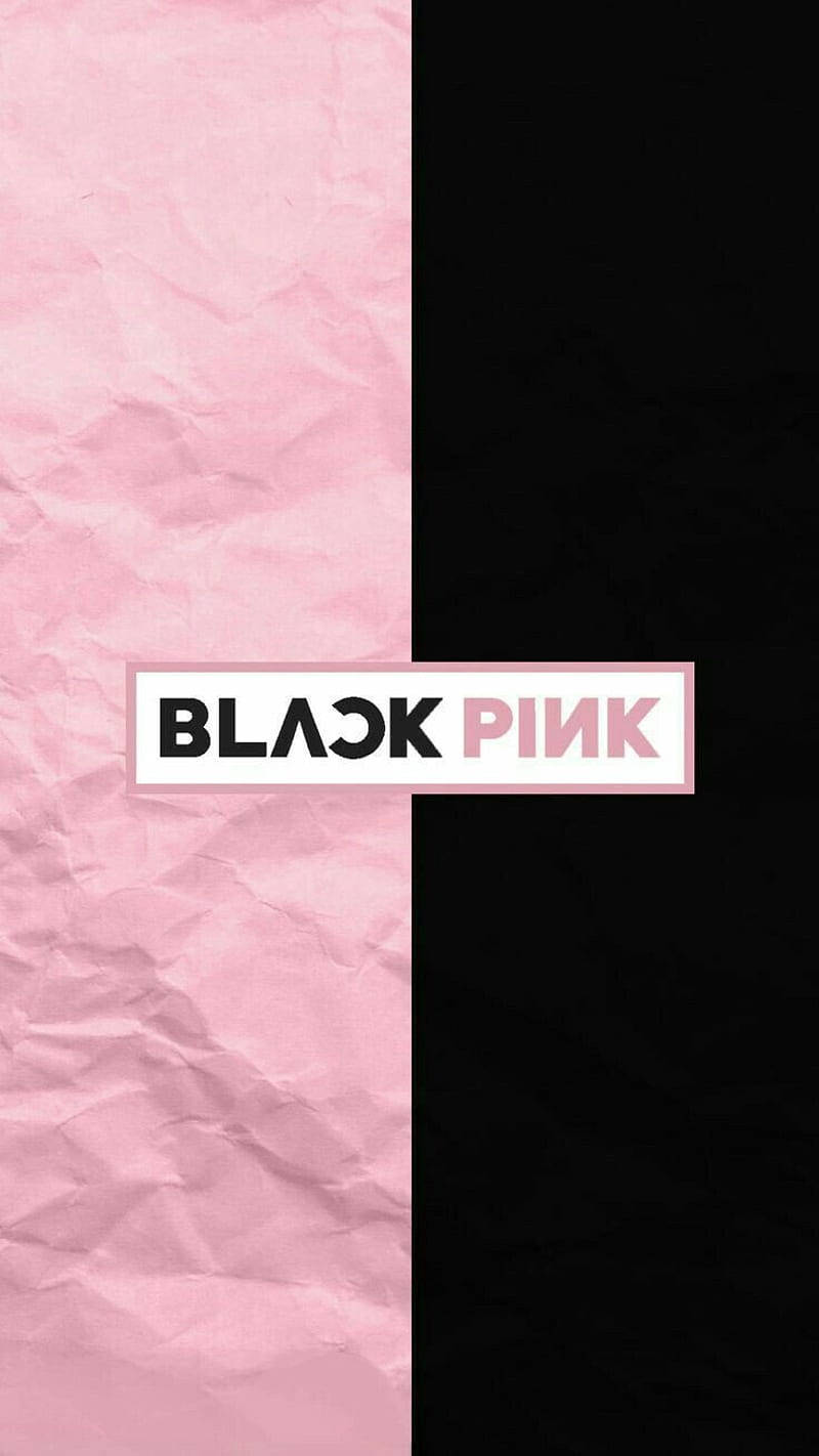 BLACKPINK 桌布 壁紙 — 一個分割螢幕桌布，左邊是皺巴巴的粉紅色紙，右邊是純黑色，中間白色盒子裡有BLACKPINK標誌。