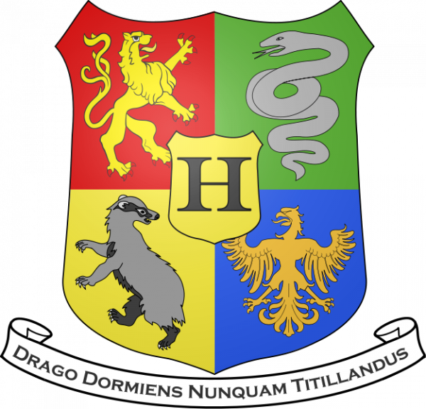 Hogwarts Crest 桌布 壁紙 — 一個分為四個部分的紋章盾牌，上面有獅子、蛇、獾和鷹，中央有一個「H」，下方有拉丁文格言。