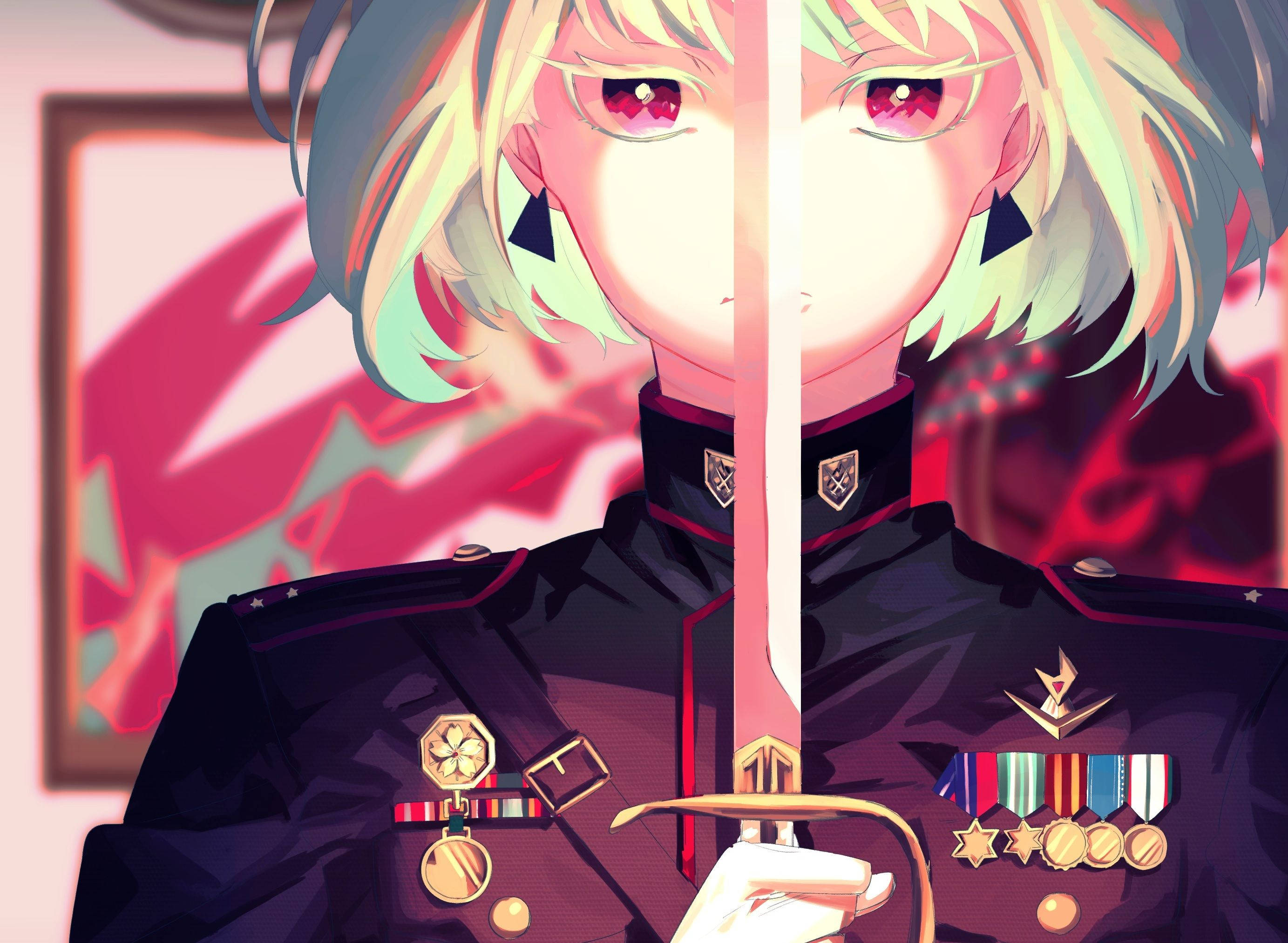 Promare 桌布 壁紙 — 一個分裂面孔的動漫士兵，擁有發光的紅色眼睛，垂直握著一把劍，穿著裝飾華麗的軍服，背景是熾熱的抽象圖案。