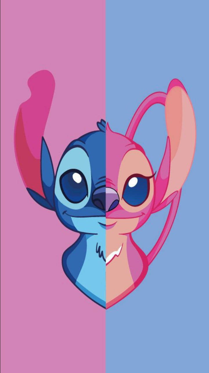 Stitch And Angel 桌布 壁紙 — 一個分裂面孔的卡通外星人角色，一半藍色一半粉紅色，背景為粉紅色和藍色。
