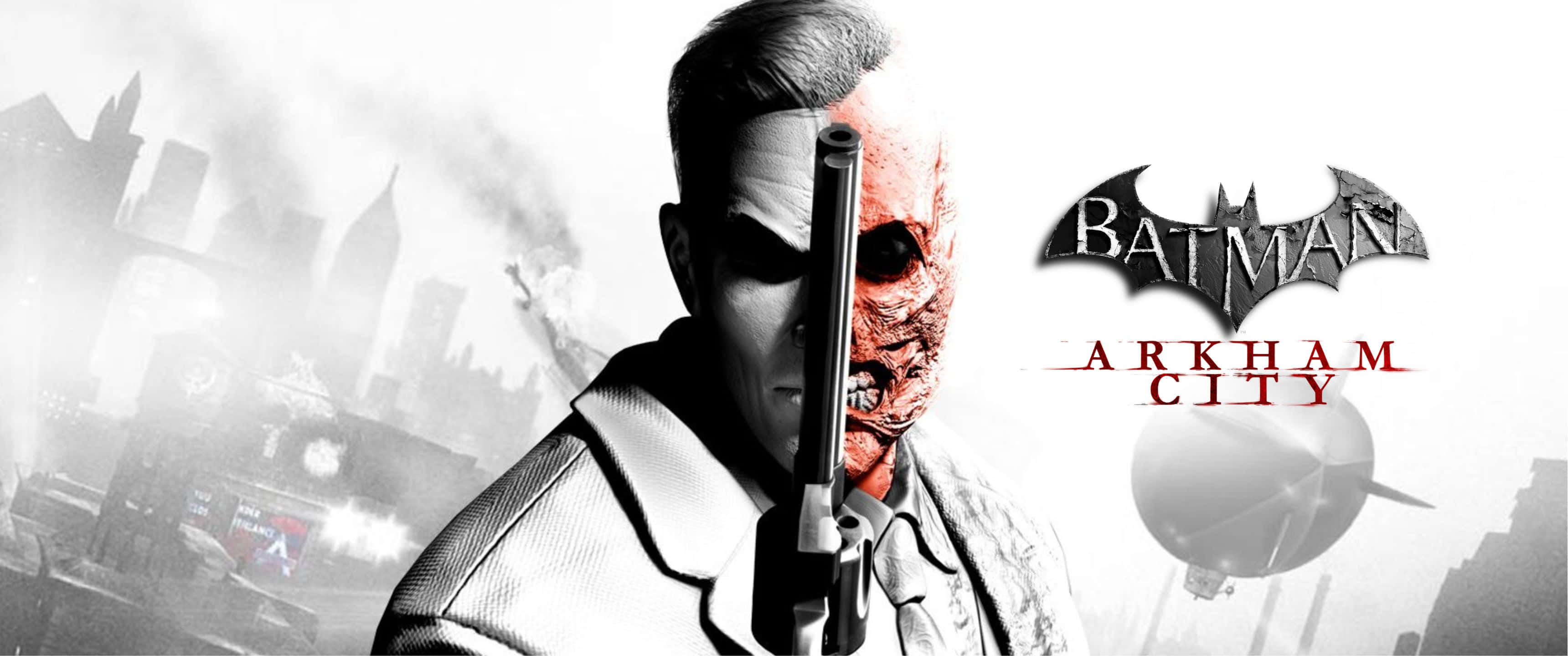 3440x1440p Batman Arkham City 桌布 壁紙 — 一個分裂面孔的蝙蝠俠拿著槍，半邊臉正常，半邊臉像骷髏，背景是煙霧瀰漫的高譚市天際線。