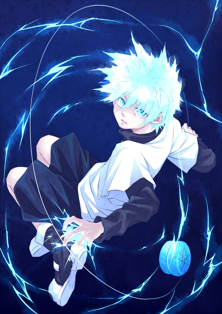Cool Killua 桌布 壁紙 — 一個刺蝟頭、發著藍光的眼睛、閃電能量在深藍色虛空中圍繞他旋轉的動漫男孩。