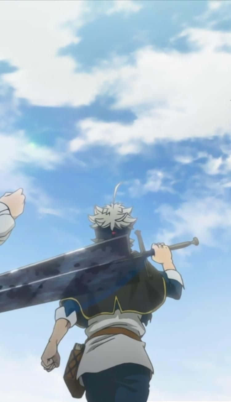 Black Clover Anime 桌布 壁紙 — 一個刺蝟頭動漫戰士扛著一把巨劍，背景是晴朗的藍天和蓬鬆的白雲。