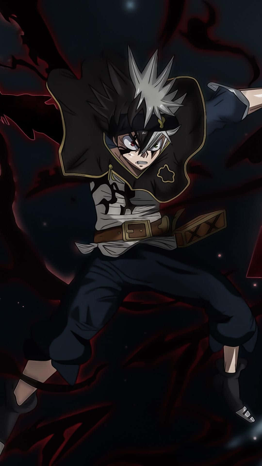 Black Clover Anime 桌布 壁紙 — 一個刺蝟頭動漫戰士穿著深色服裝，動態地站在旋轉的紅色和黑色宇宙背景前。