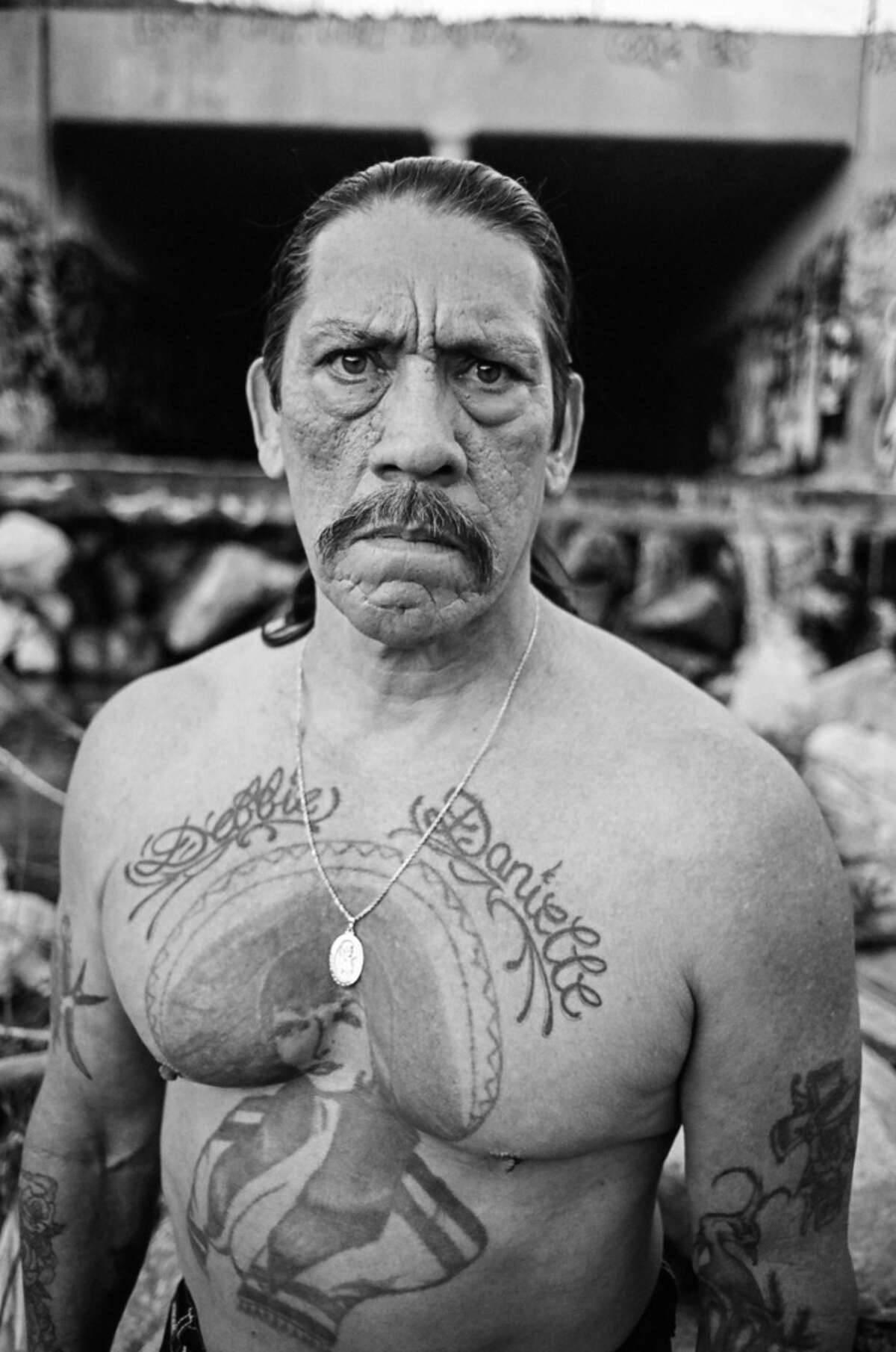 actor 桌布 壁紙 — 一個刺青男子，留著鬍鬚，目光嚴厲，站在天橋下的黑白肖像。