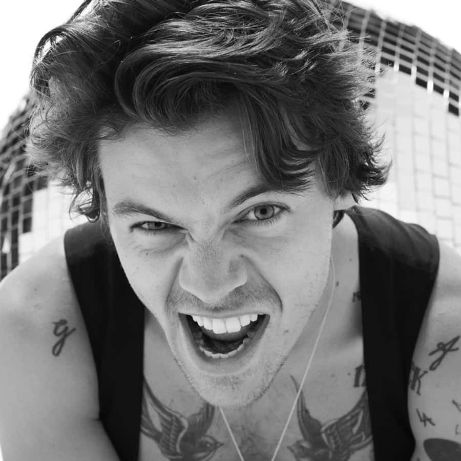 Harry Styles Laptop 桌布 壁紙 — 一個刺青男子對著鏡頭激烈尖叫的黑白特寫。