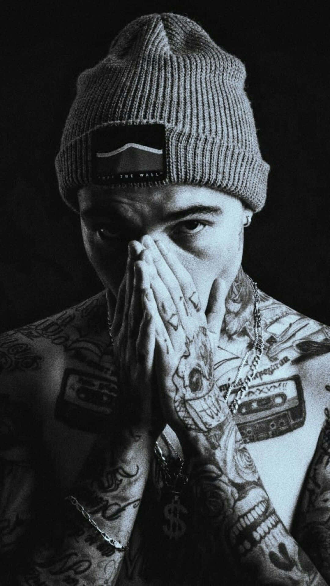 Tattoo 桌布 壁紙 — 一個刺青男子戴著毛帽，雙手遮住嘴巴，呈現出鮮明的黑白肖像。