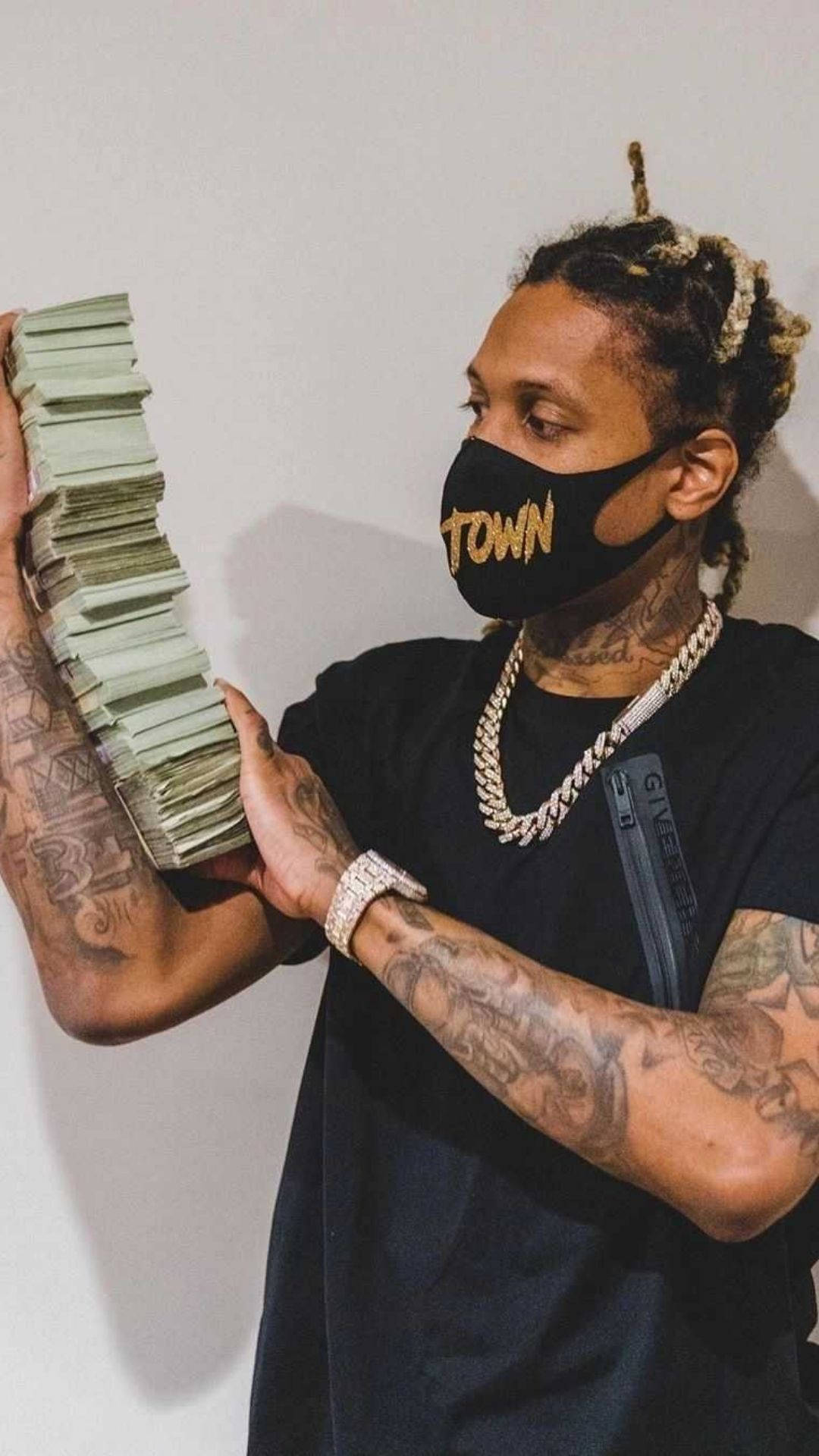 Lil Durk 桌布 壁紙 — 一個刺青男子戴著黑色口罩，拿著一大疊現金，背景是純白牆壁。