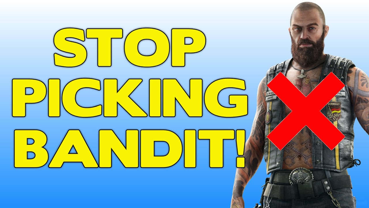 Rainbow Six Siege Bandit 桌布 壁紙 — 一個刺青男子穿著皮背心，站在粗體黃色文字「STOP PICKING BANDIT!」旁邊，文字被紅色劃掉。