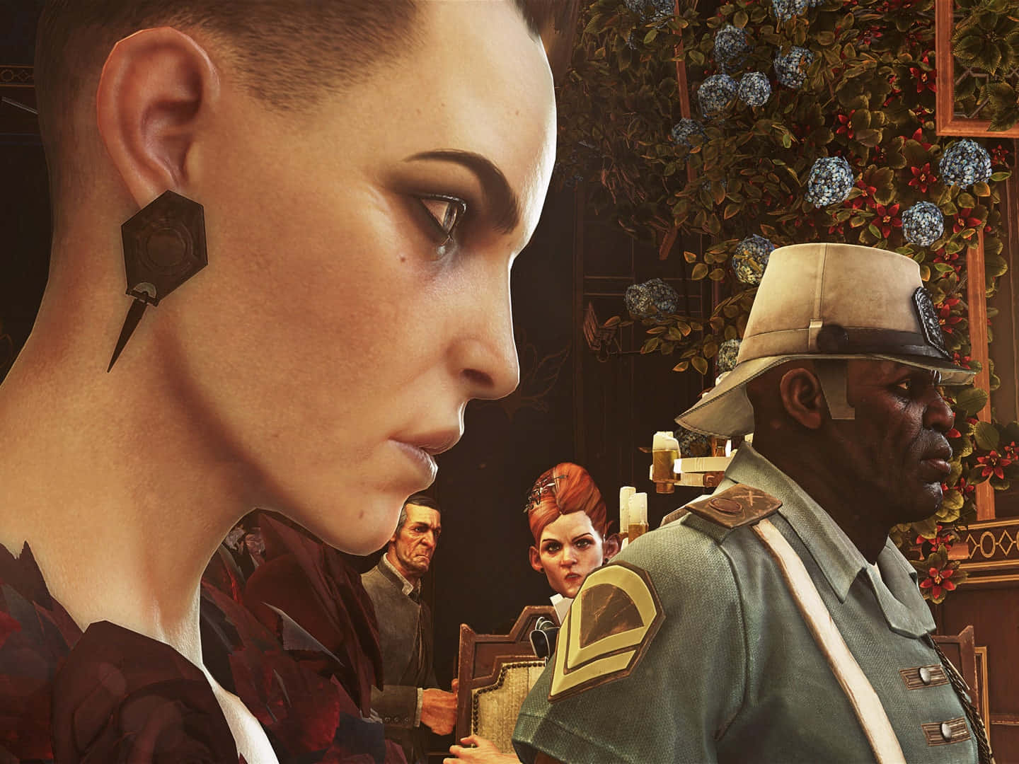 game 桌布 壁紙 — 一個剃光頭、戴幾何耳環的女人，在溫暖燈光、裝飾華麗的房間裡，專注地凝視著旁邊穿軍裝的男人。