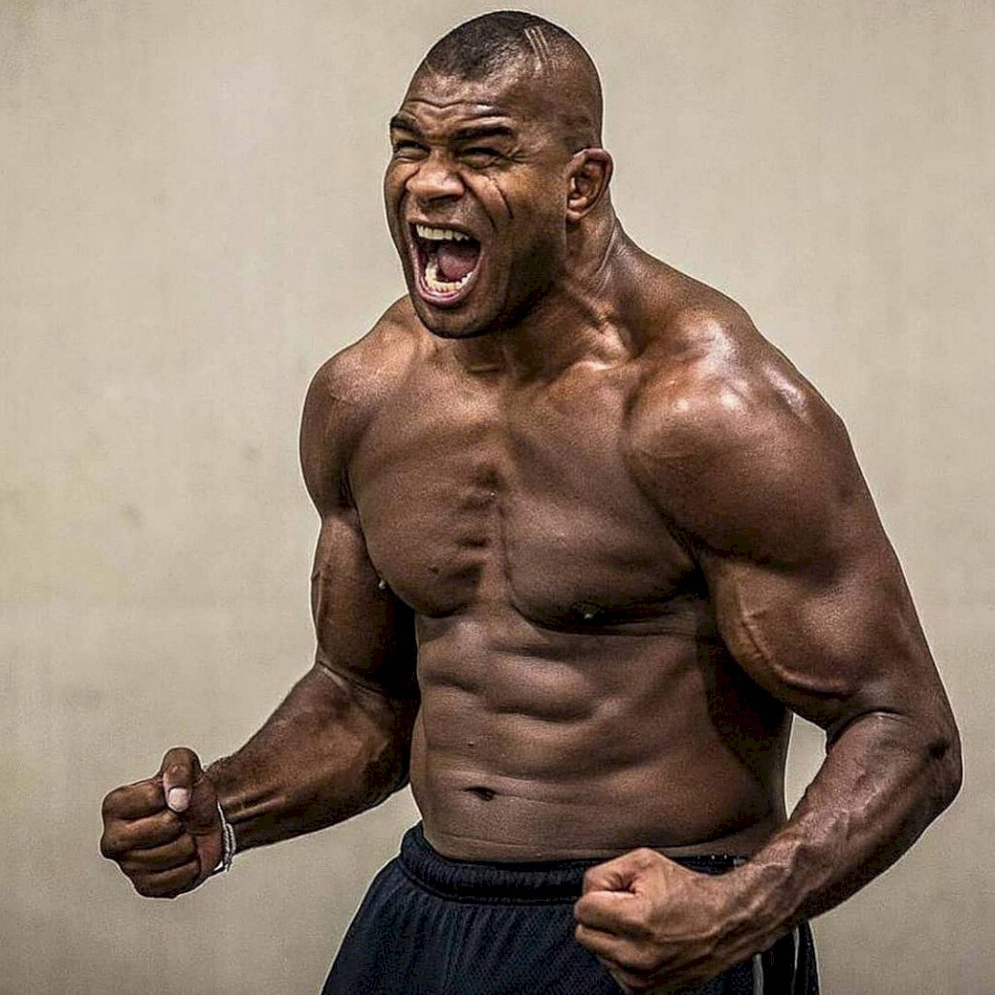UFC 桌布 壁紙 — 一個剃光頭、沒穿衣服的肌肉男，對著普通牆壁握緊拳頭勝利咆哮。