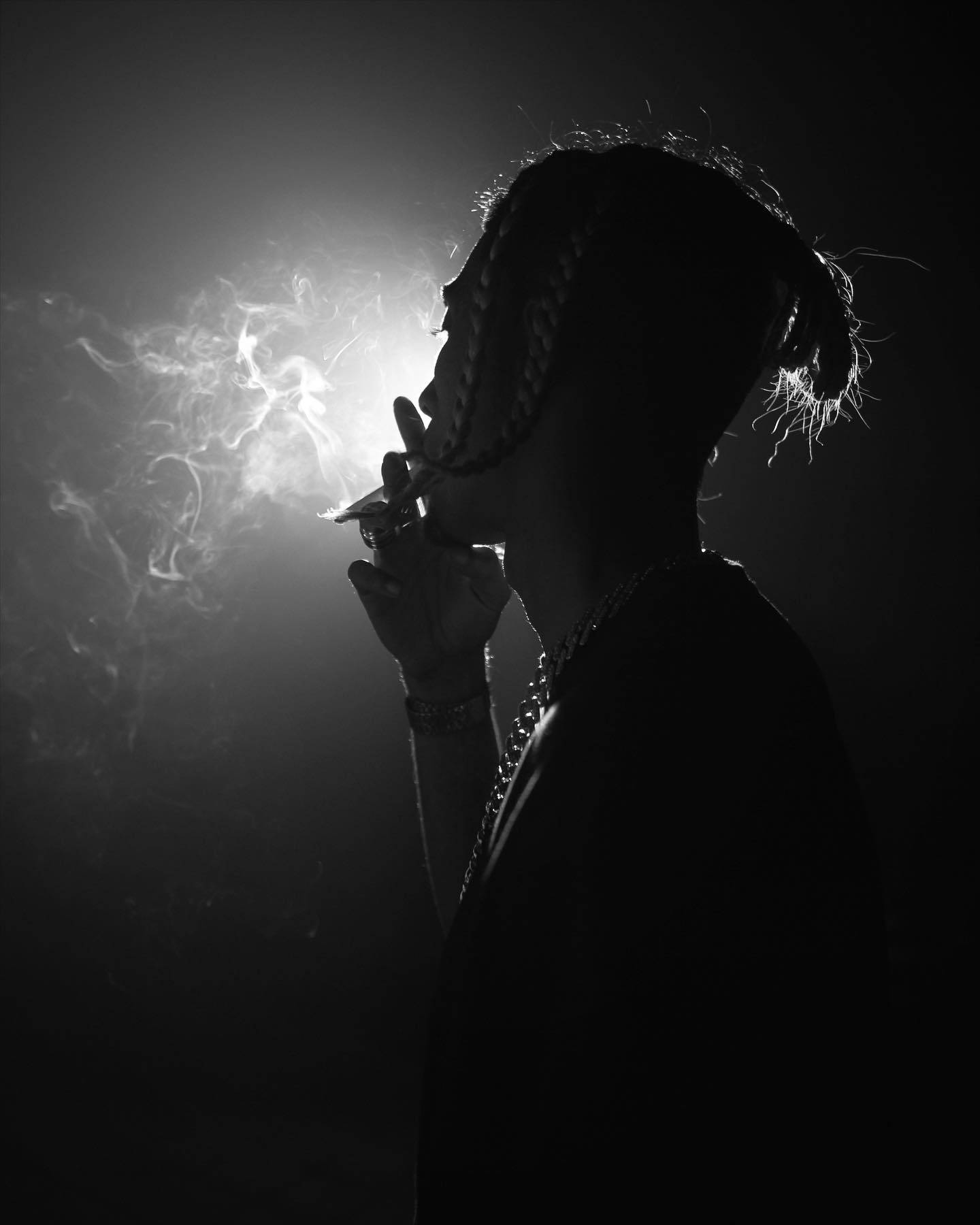 說唱歌手 桌布 壁紙 — 一個剪影人物在明亮的背光下吸煙，煙霧繚繞。