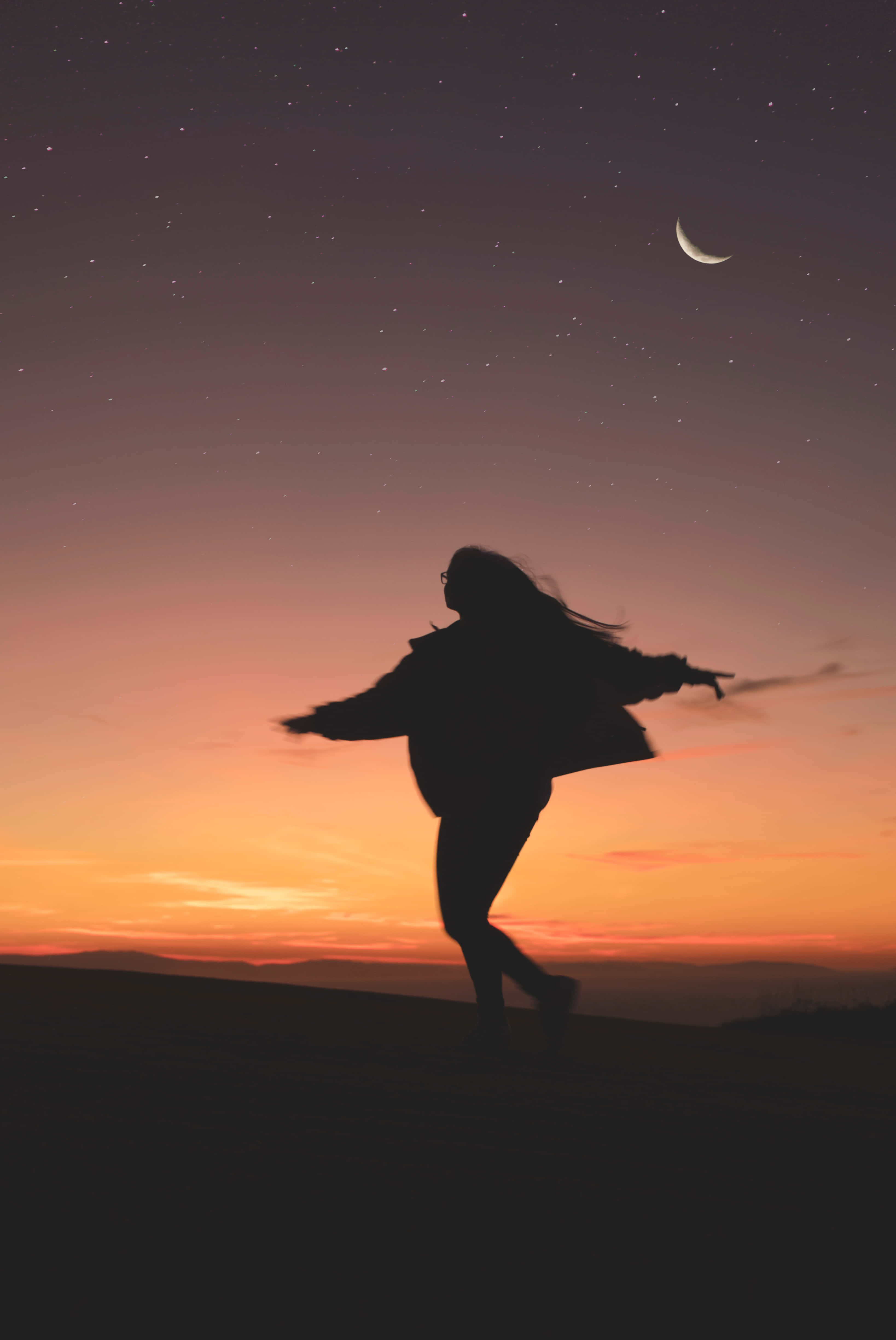 Silhouette 桌布 壁紙 — 一個剪影人物在星空和彎月下的暮色山丘上快樂地跳舞。