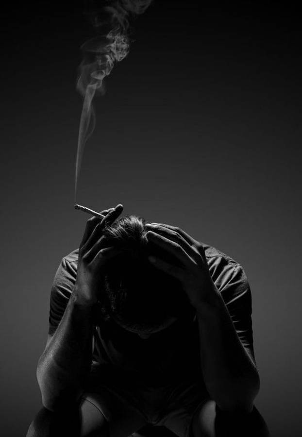 bad 桌布 壁紙 — 一個剪影人物將香煙放在頭部，煙霧在深色漸變背景上向上繚繞。