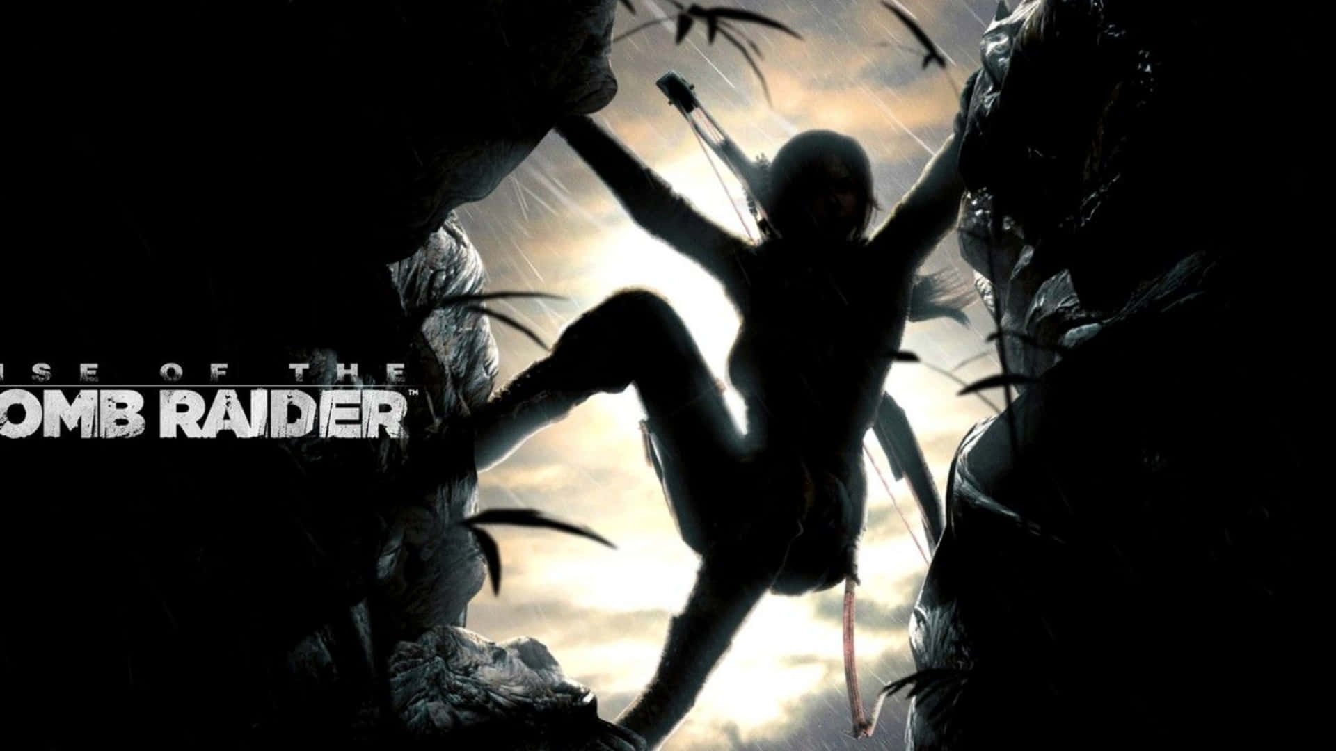 Lara Croft 桌布 壁紙 — 一個剪影冒險者在明亮的天空背景下穿過叢林樹冠搖擺，並帶有遊戲標題文字。