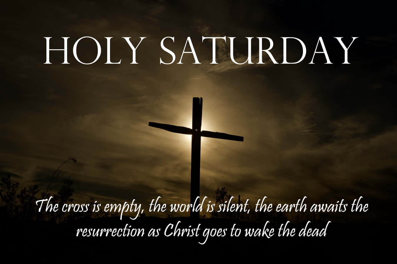 Holy Saturday 桌布 壁紙 — 一個剪影十字架矗立在戲劇性的暮色天空前，背後有發光的光線和文字 Holy Saturday。