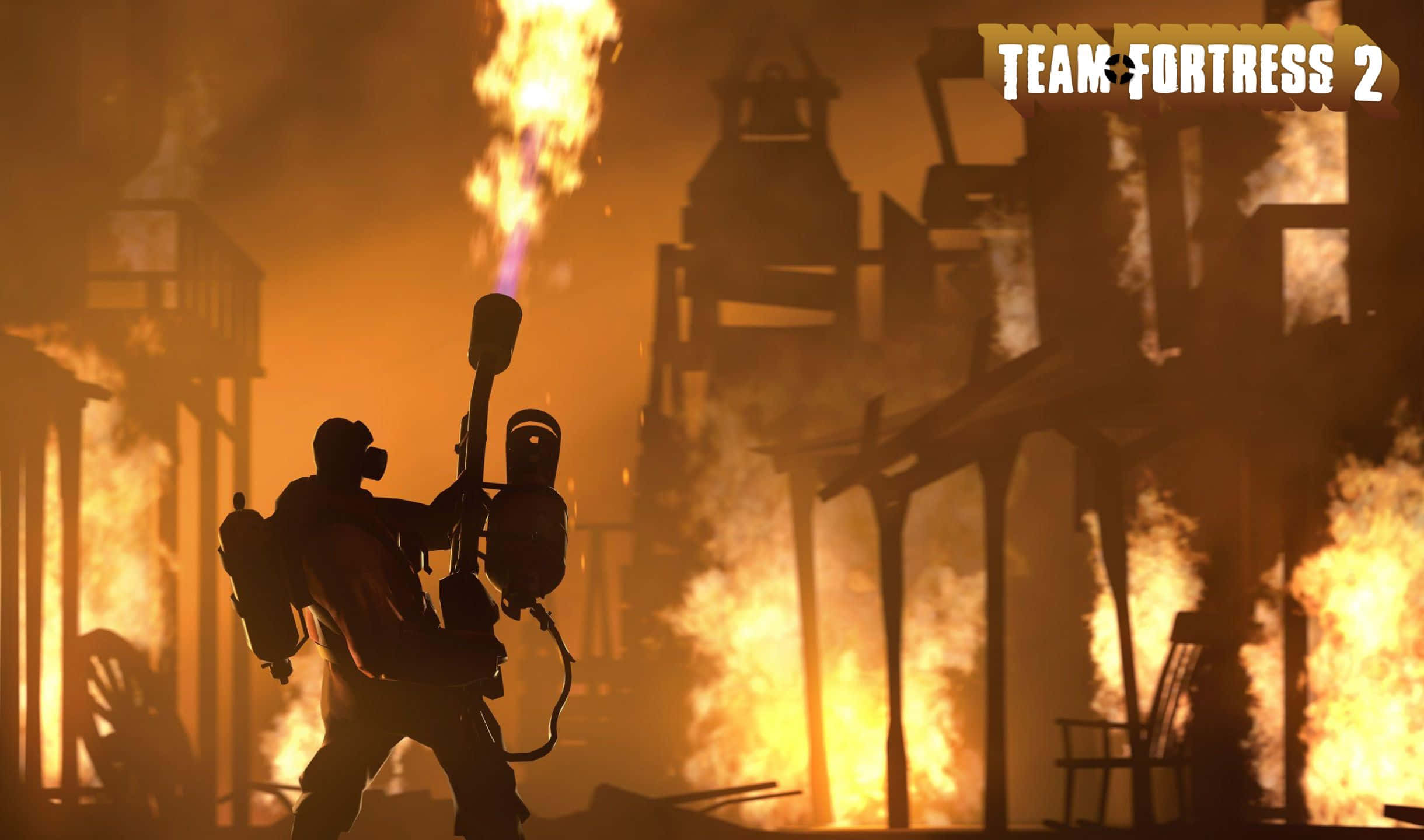 2440x1440 Tf2 桌布 壁紙 — 一個剪影士兵在燃燒的工業廢墟中，在橙色火焰下發射火焰噴射器。