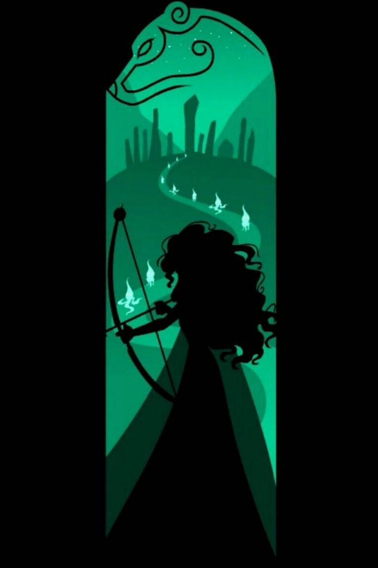 Disney Brave 桌布 壁紙 — 一個剪影弓箭手，捲髮，在發光的綠色背景前瞄準弓箭，背景中有風格化的野獸和遠處發光的人物。