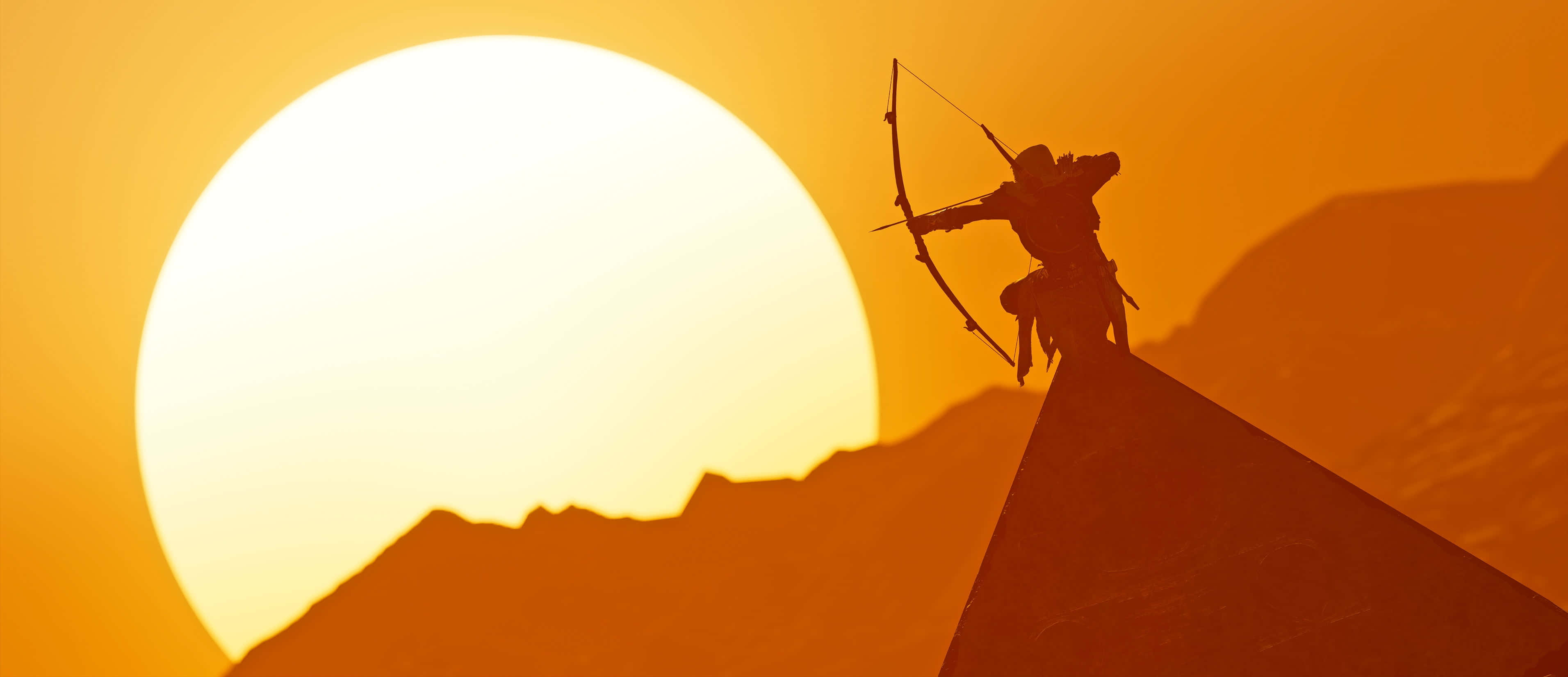 Bayek 桌布 壁紙 — 一個剪影弓箭手棲息在金字塔頂端，用弓瞄準著一個巨大的、發光的太陽，太陽正落在山脈之上。