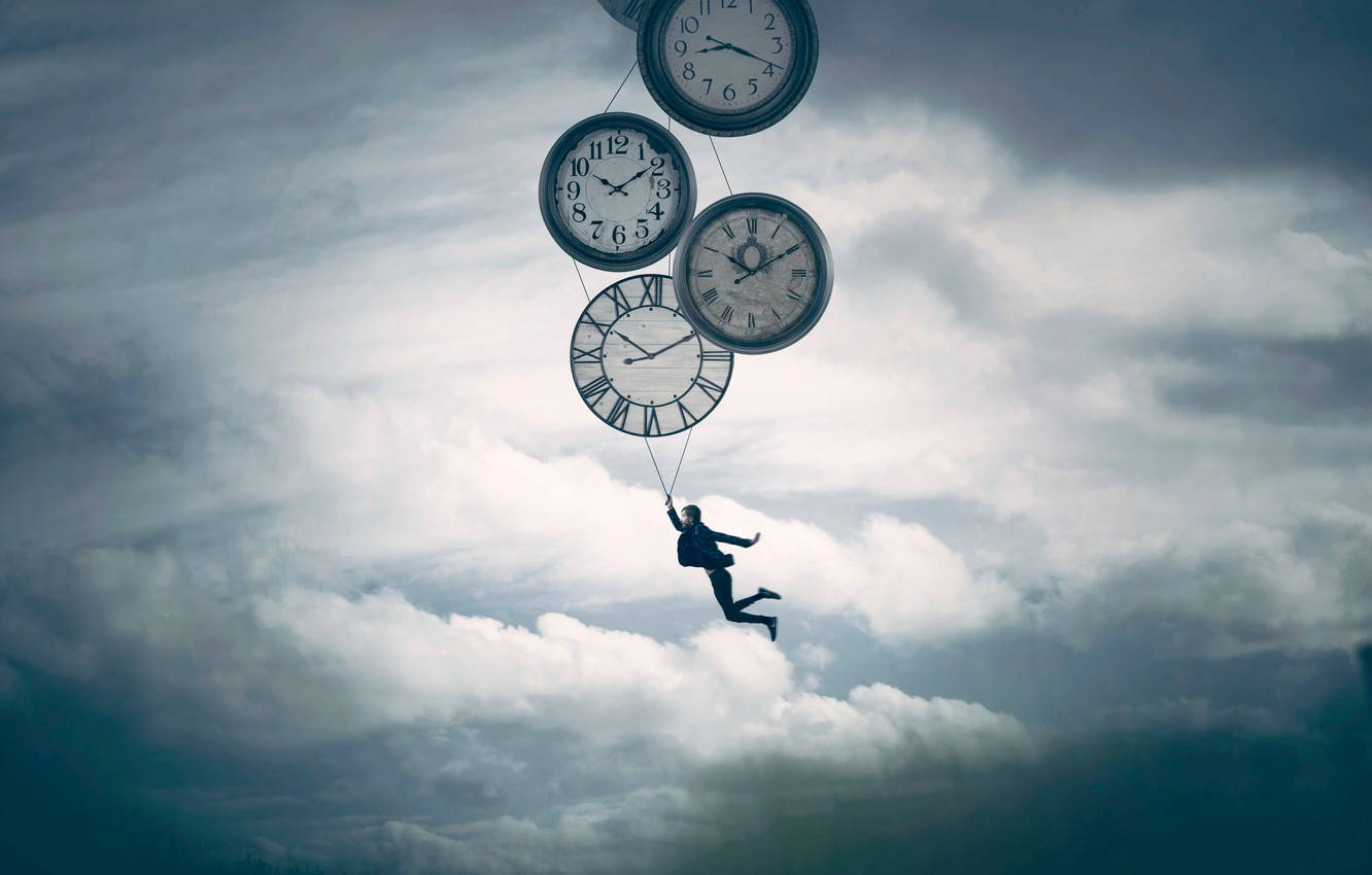 時鐘 桌布 壁紙 — 一個剪影男人懸掛在一群漂浮的時鐘上，背景是暴風雨天空。