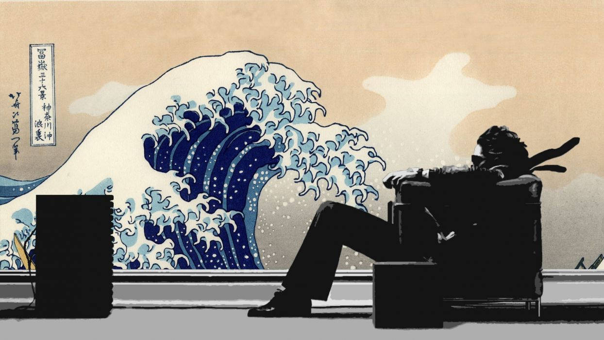 日式海浪 桌布 壁紙 — 一個剪影男子坐在椅子上，在受葛飾北齋《神奈川沖浪裏》啟發的巨浪壁畫前放鬆。