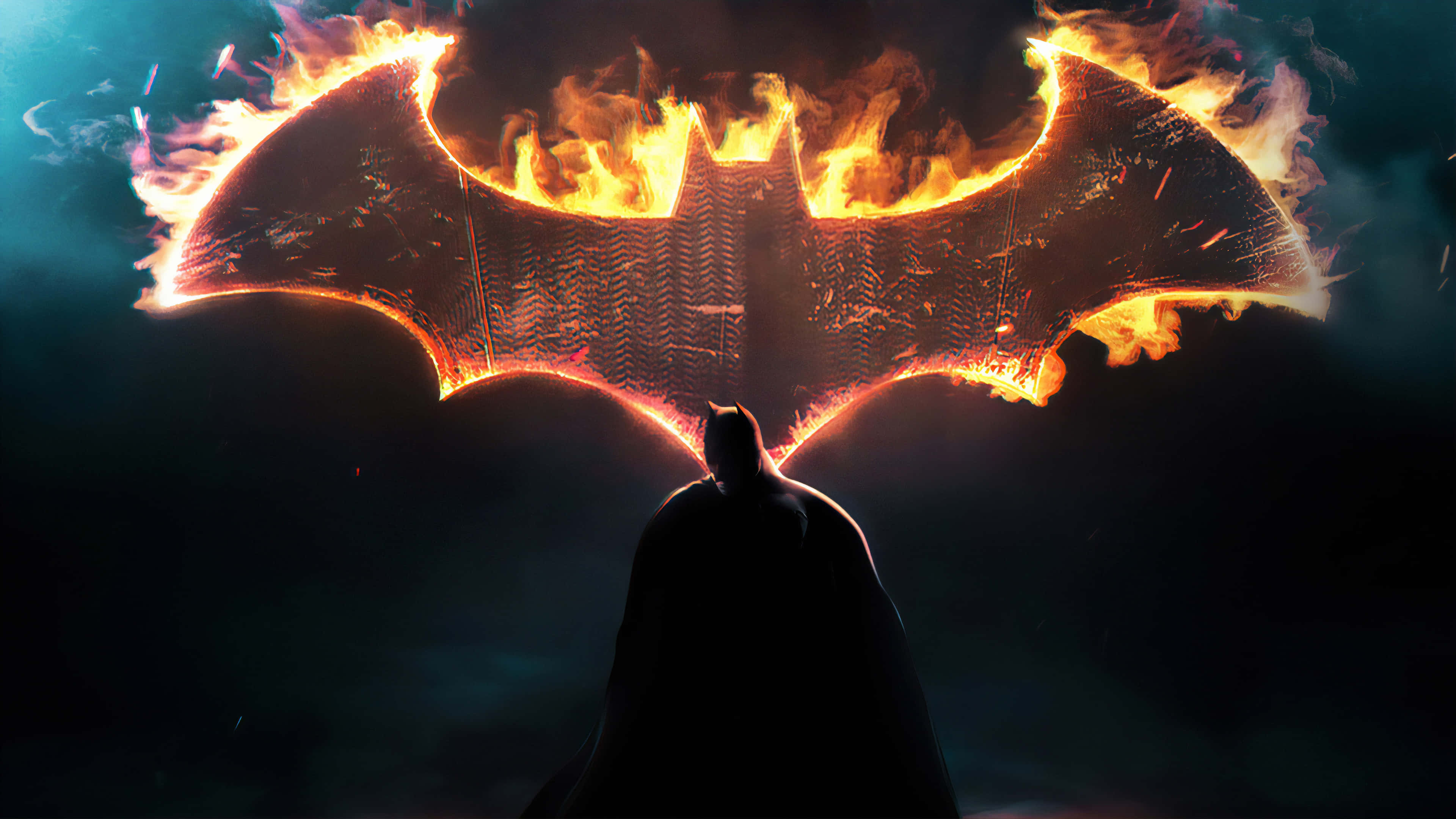 Batmobile Desktop 桌布 壁紙 — 一個剪影的蝙蝠俠站在一個巨大的燃燒蝙蝠標誌前，在黑暗風暴的天空中發光。
