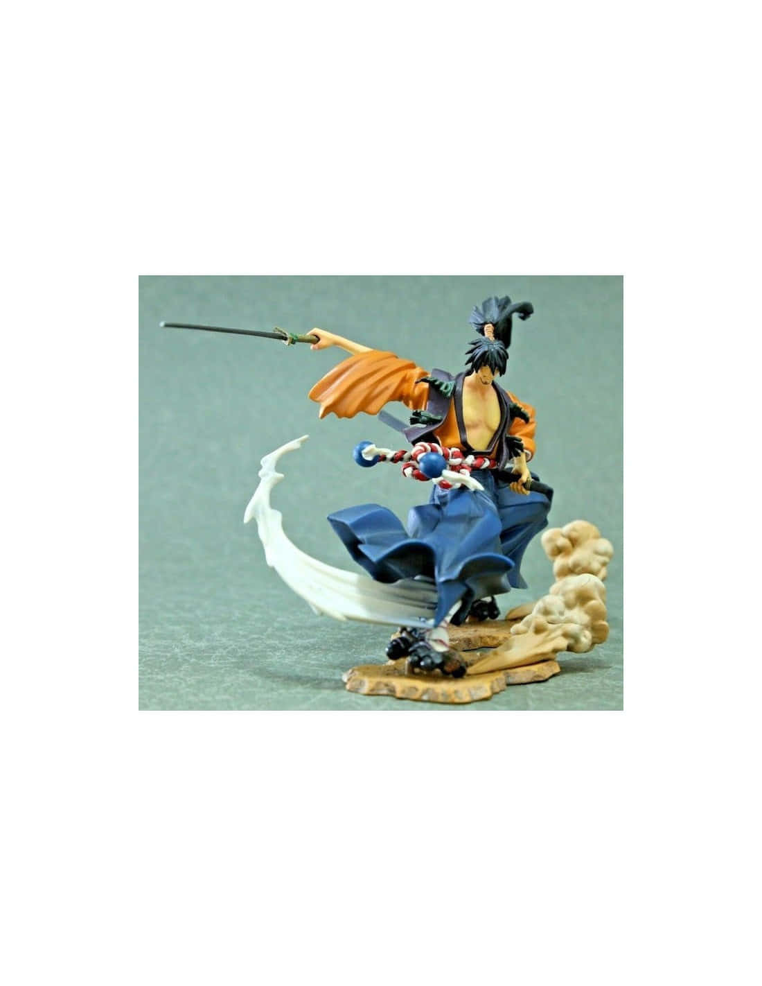Rai-dei The Blade 桌布 壁紙 — 一個動感十足的動漫風格武士公仔，正在揮劍，橙色和藍色的長袍飄逸，背景是純灰色。