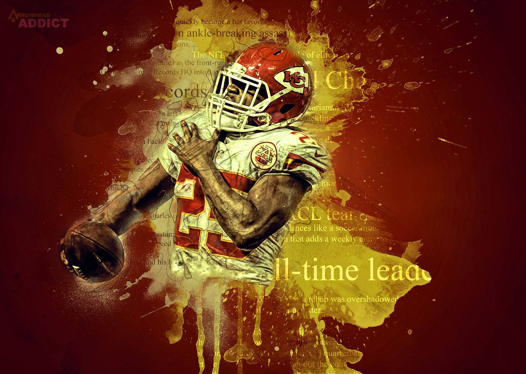 Kc Chiefs 桌布 壁紙 — 一個動感十足的美式足球員，戴著紅色頭盔和穿著紅色球衣，在帶有紋理的紅色和金色背景上拿著球，背景有飛濺效果和褪色文字。