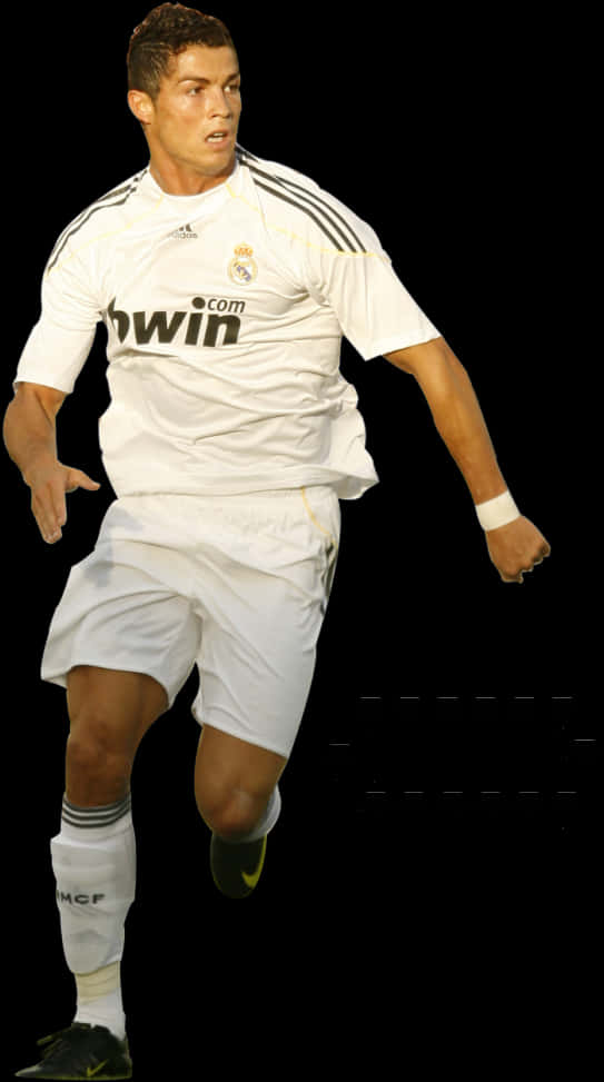克里斯蒂亞諾·羅納度 桌布 壁紙 — 一個動態全身鏡頭，Cristiano Ronaldo 穿著白色皇家馬德里足球球衣在黑色背景上移動。