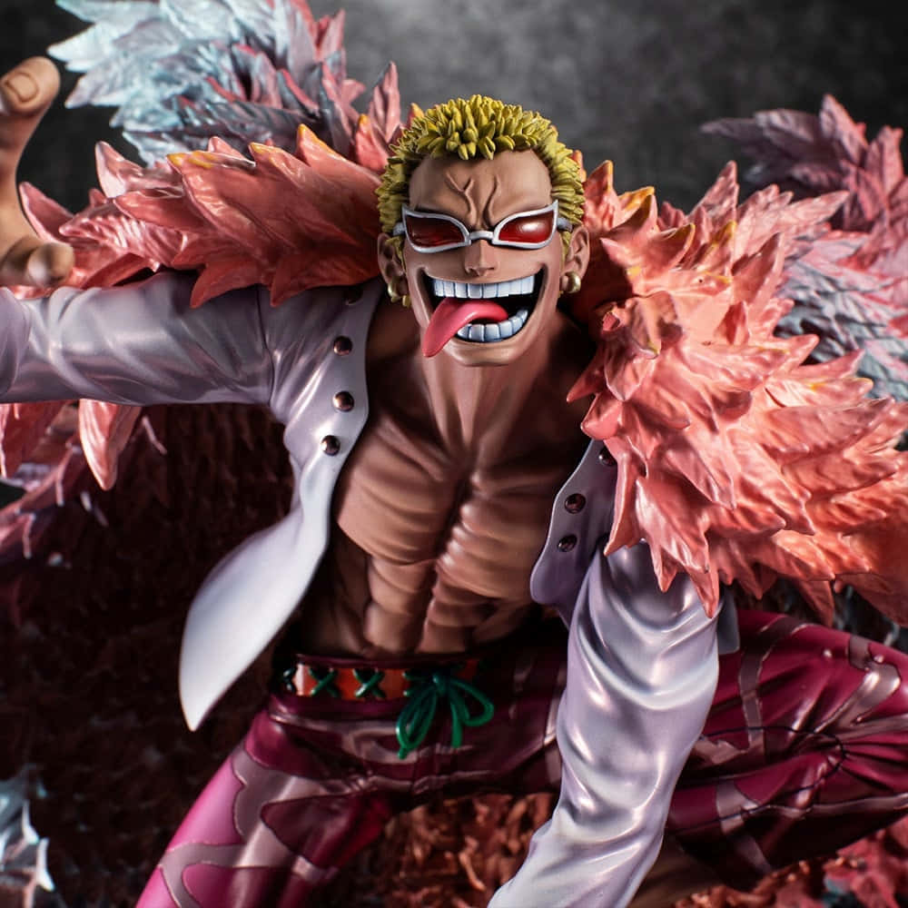 Donquixote Doflamingo 桌布 壁紙 — 一個動態動漫人偶，描繪一個肌肉發達的男人，擁有尖刺金髮和紅色太陽眼鏡，伸出舌頭，身穿白色外套和粉紅色褲子，帶有羽毛般的翅膀。