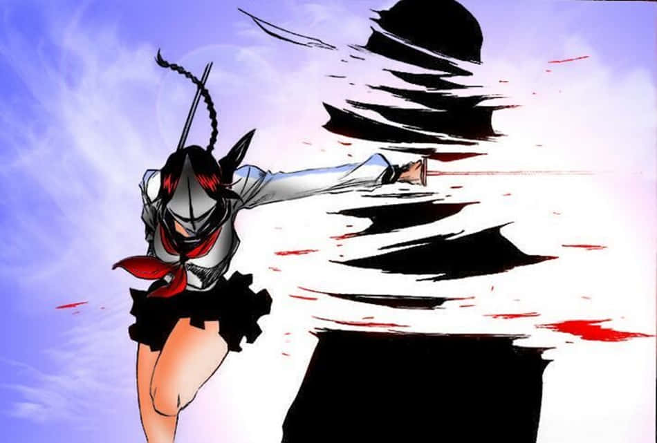 Lisa Yadomaru 桌布 壁紙 — 一個動態動漫女孩穿著黑色和紅色的服裝，揮劍向前跳躍，在柔和的藍天上留下黑色和紅色的運動軌跡。