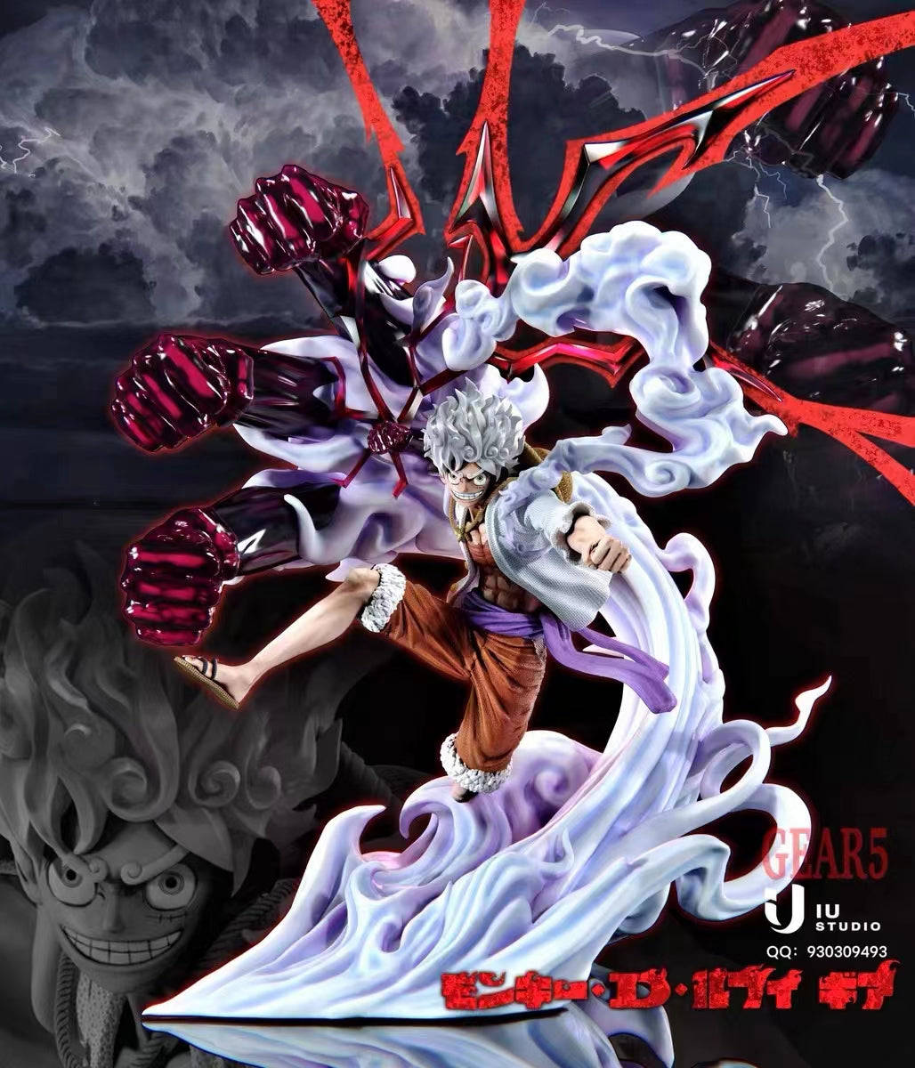 Sun God Nika 桌布 壁紙 — 一個動態動漫雕像，描繪魯夫在五檔形態下，紅色拳頭和白色能量波在暴風雨的天空下。