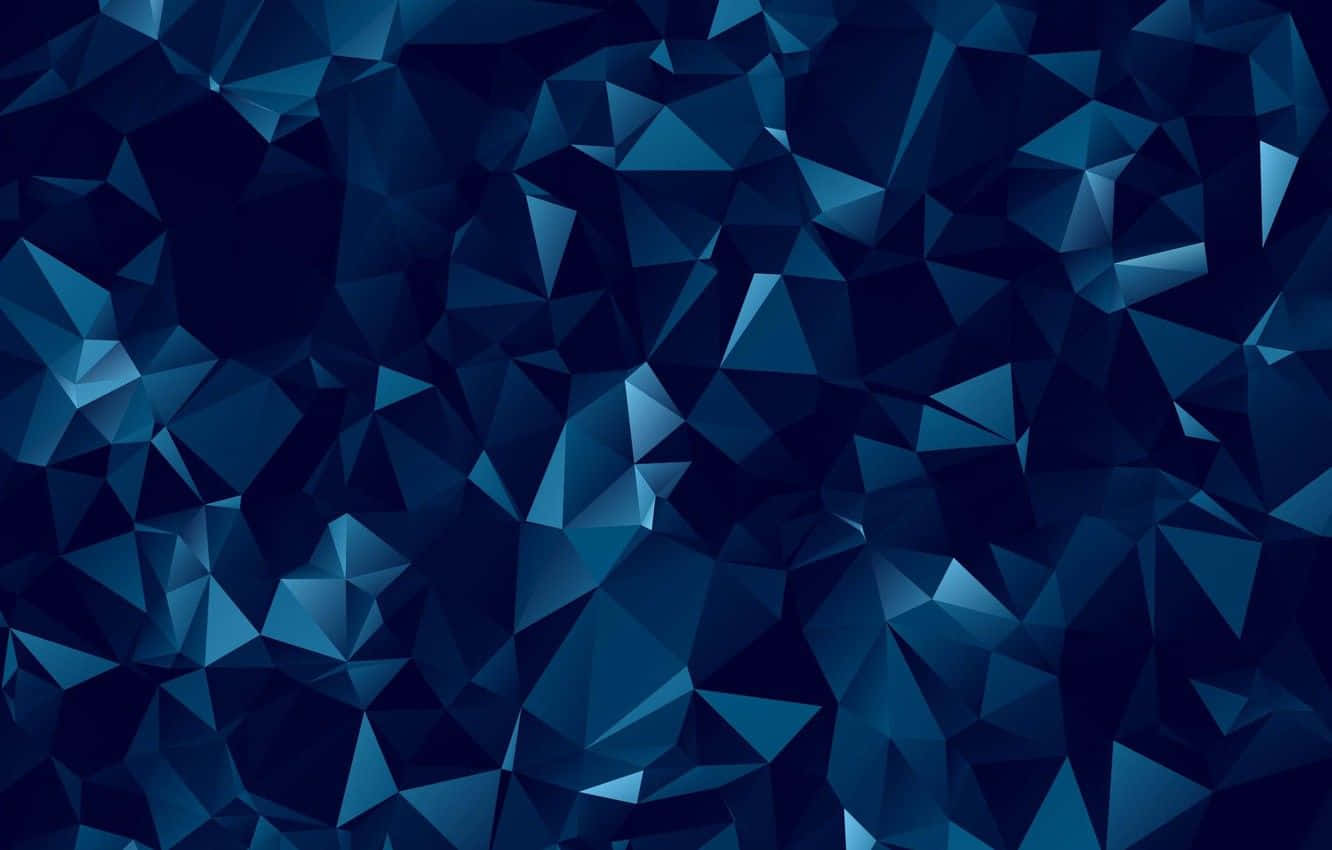 Dark Blue Pattern 桌布 壁紙 — 一個動態抽象圖案，由深藍色幾何三角形組成，帶有銳利的高光和陰影。