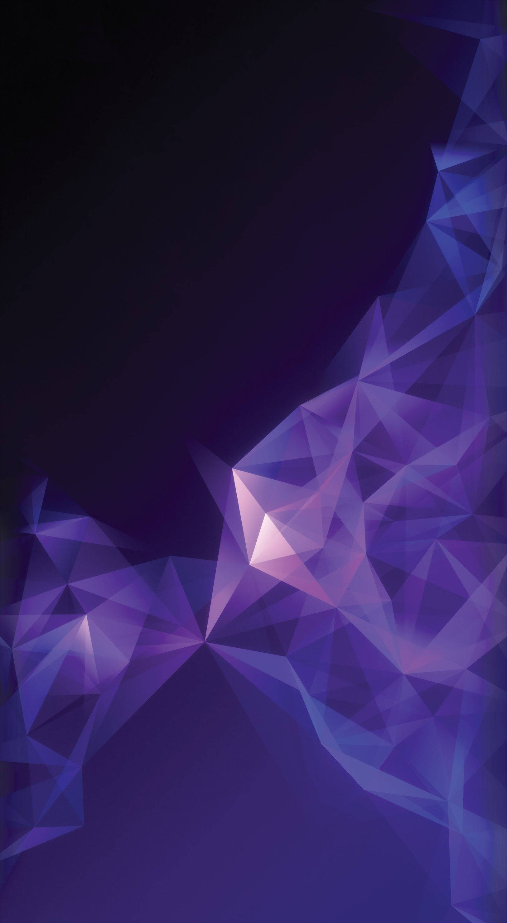 Geometric 桌布 壁紙 — 一個動態抽象圖案，由發光的紫色和藍色幾何三角形在深色漸變背景上流動組成。
