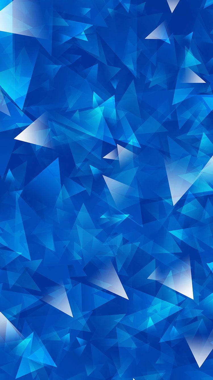 Blue iPhone 桌布 壁紙 — 一個動態抽象圖案，由重疊的藍色三角形組成，帶有漸變高光和深色陰影。