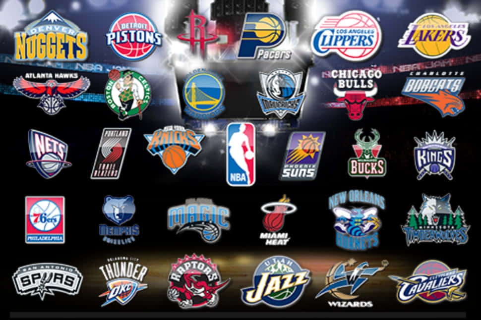 在黑暗舞台上用聚光燈照亮的NBA球隊標誌集合。